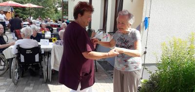 Seniorin und Pflegerin beim Tanz